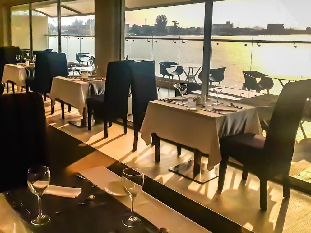 The Yacht Hotel 34/49