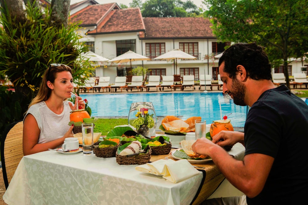 Mahaweli Reach Hotel 10/50
