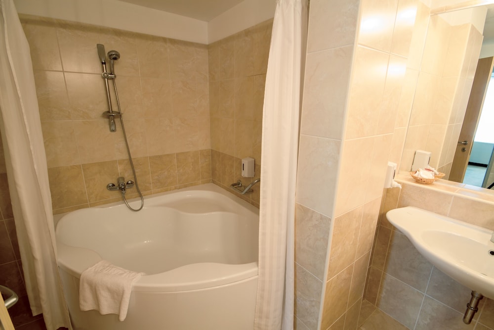 Hunguest Hotel Bal Resort 16/76