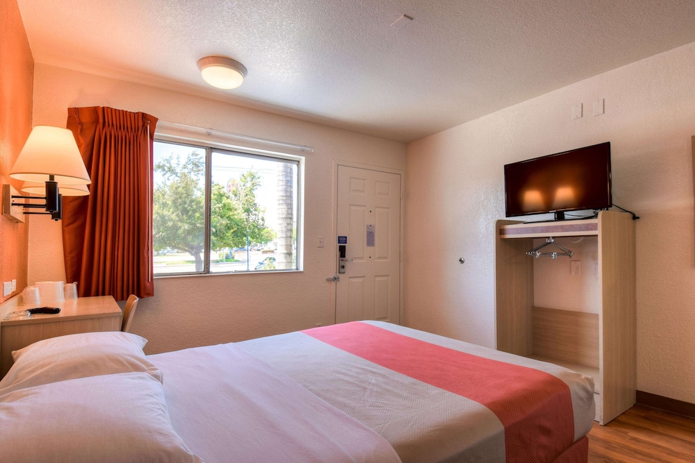 Motel6 Jurupa Valley, CA - Riverside West 20/44