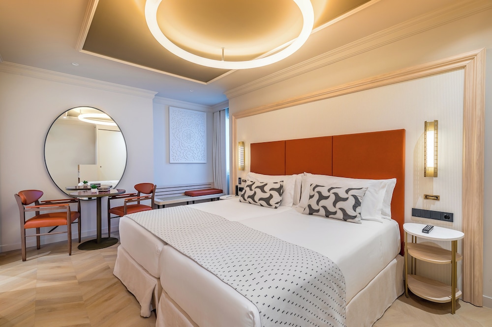 ROOM, DOUBLE BED