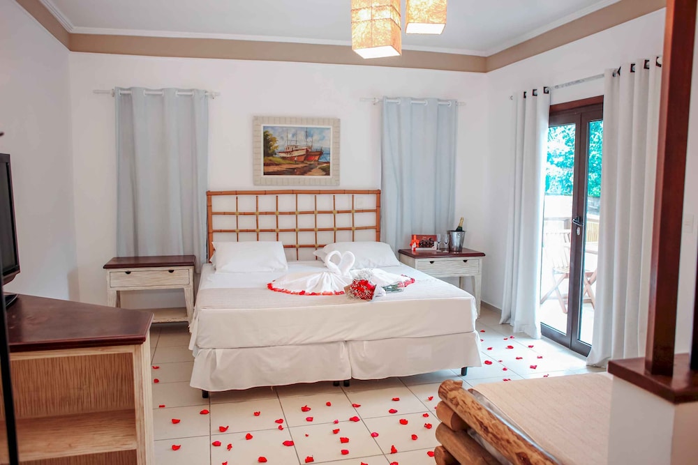 Master, Suite, 1 King and 1 Single Beds
