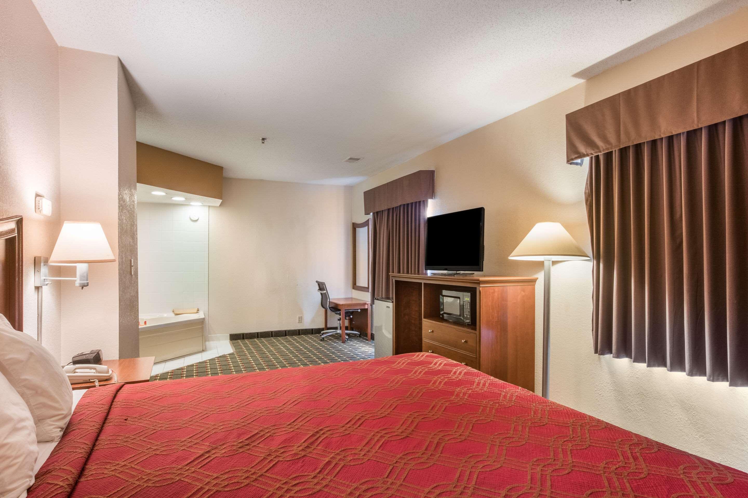 SUITE, KING BED