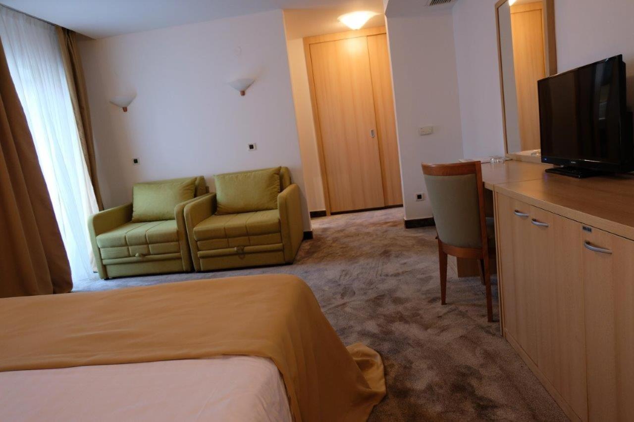 Flores Hotel 36/57