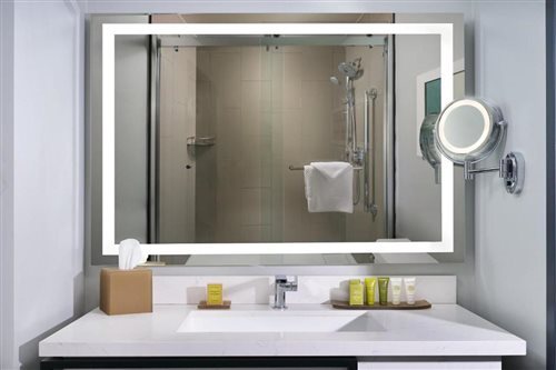 غرفة بسريرين كوين بحوض استحمام لذوي الإعاقة