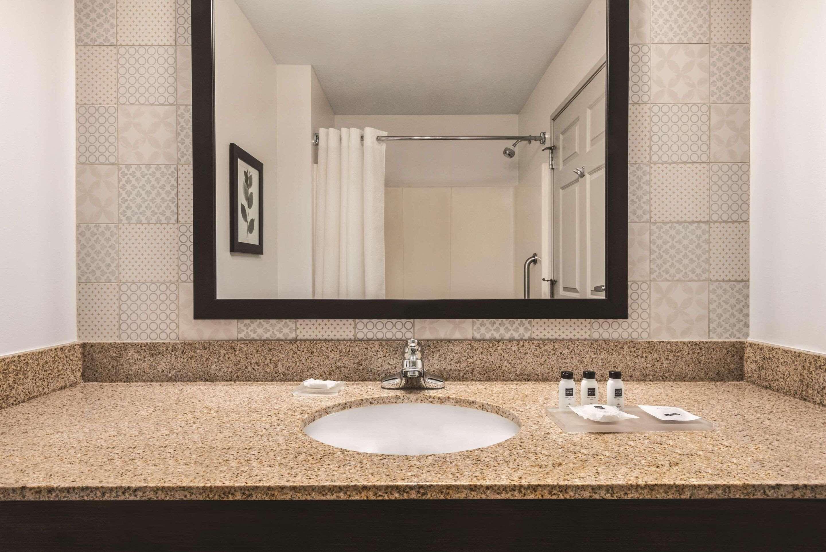 SUITE, QUEEN BED, ACCESSIBLE