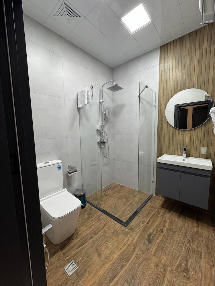 Twelve Inn Hotel 37/40