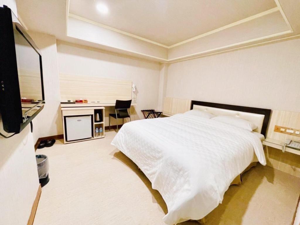 Classic, King Bed, No Window