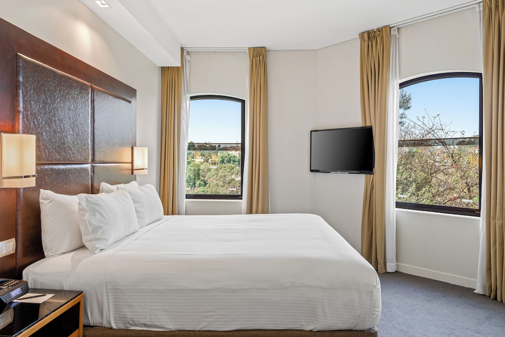 Spa, Suite, King Bed, River View, Amora Herencia Riverwalk Melbourne 3/7