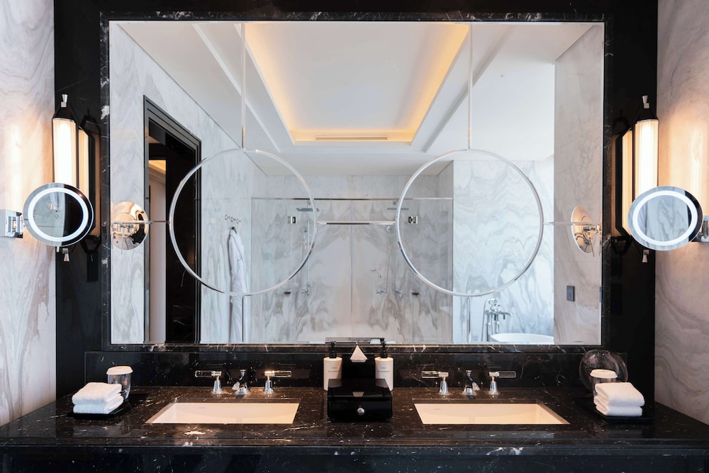 Ambassador, Suite, King Bed، Waldorf Astoria Doha West Bay 5/7