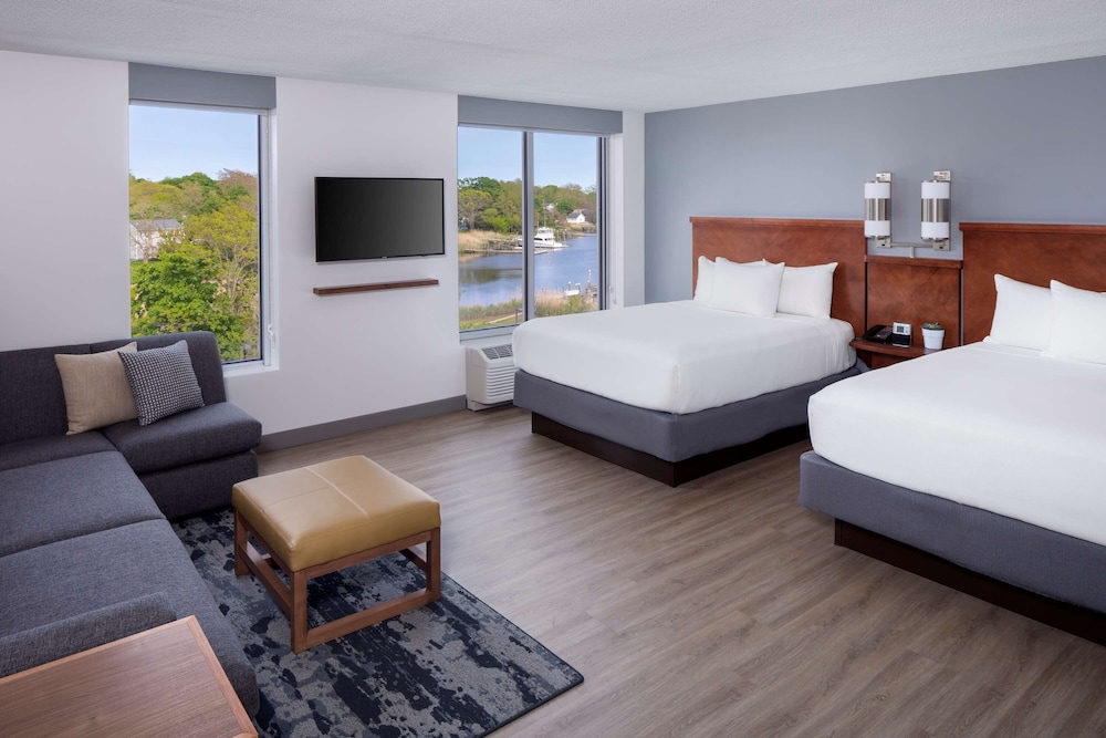 Hyatt Place Long Island East End 6/44