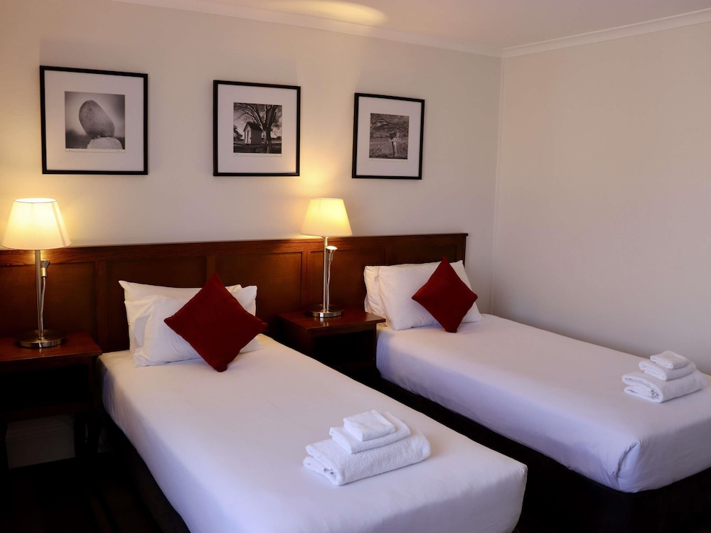 Mercure Canberra 14/41