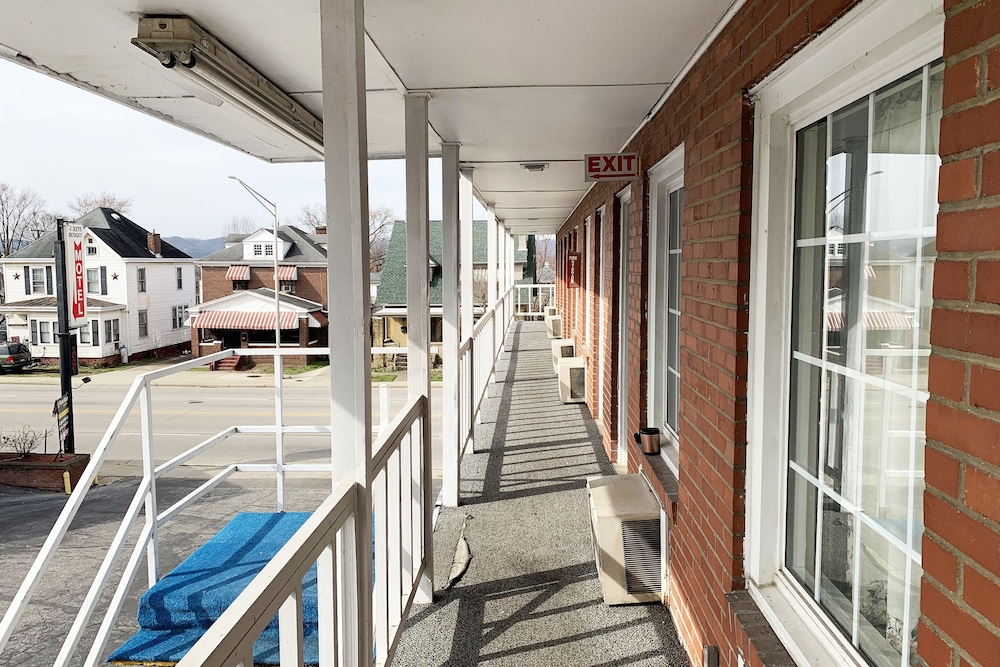 Four Keys Inn 26/38