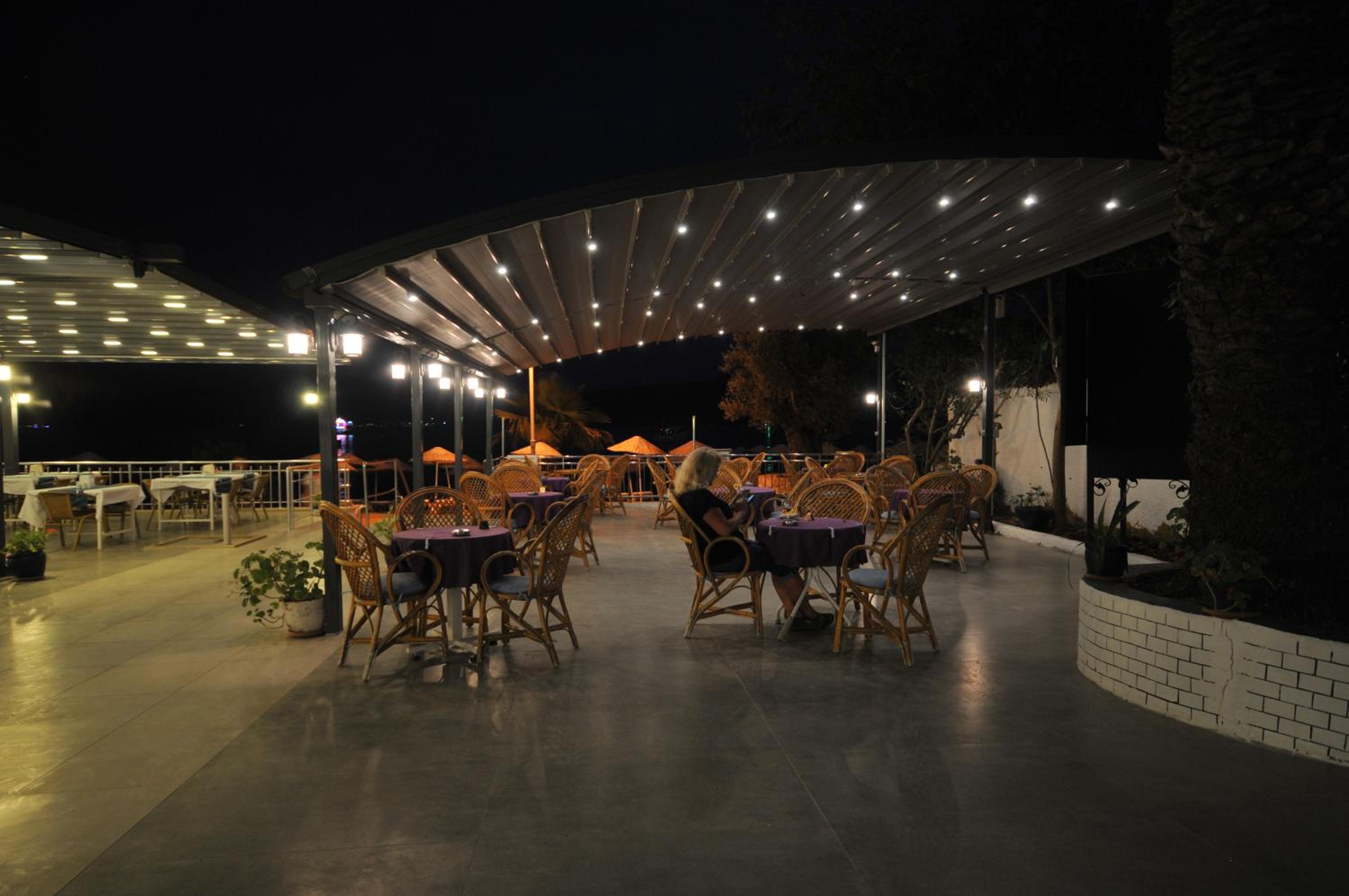 Amos Hotel 42/54
