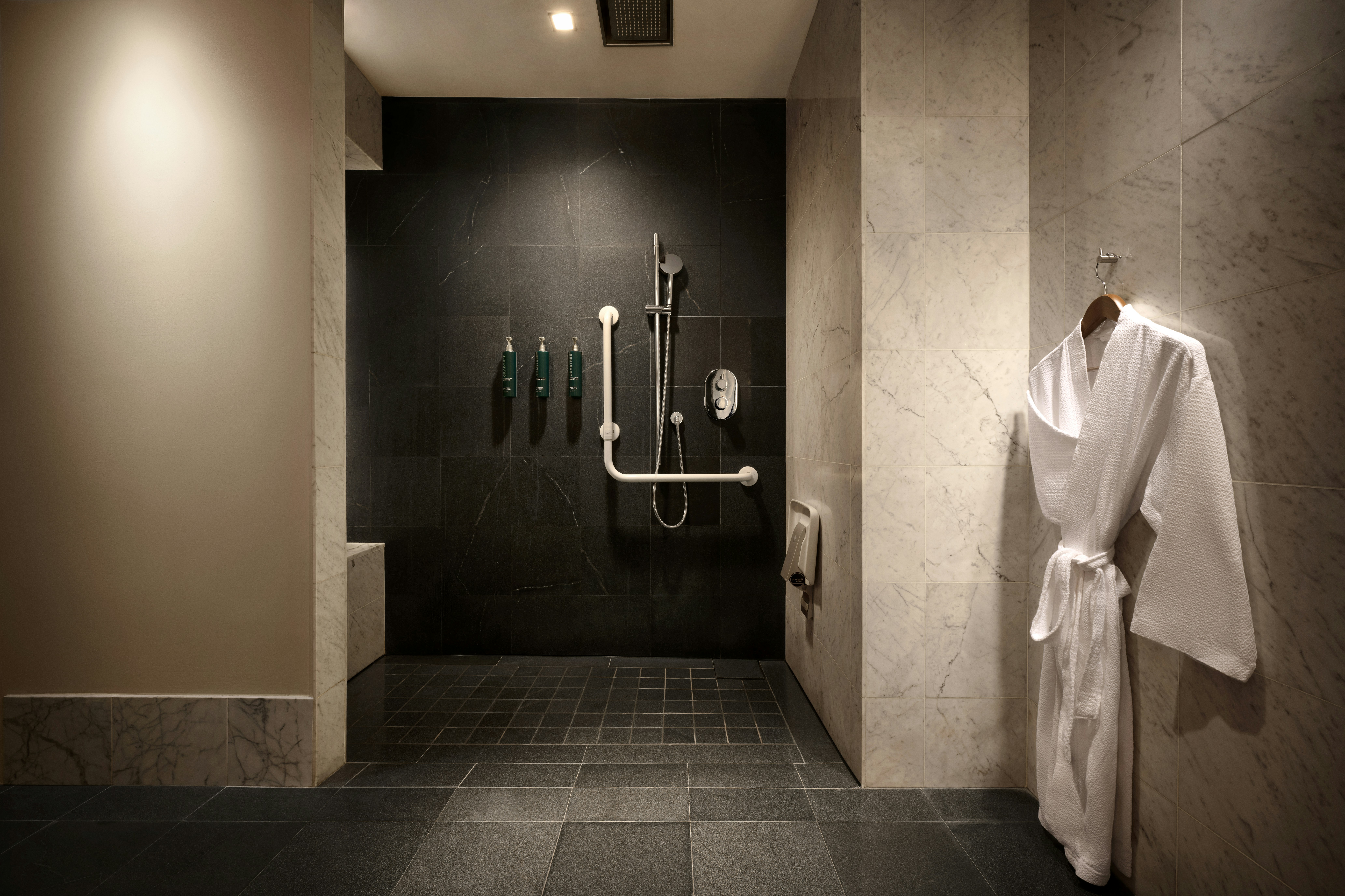 غرفة بسرير كينج بإطلالة على البحيرة لذوي الإعاقة، Hilton Kuala Lumpur 6/6