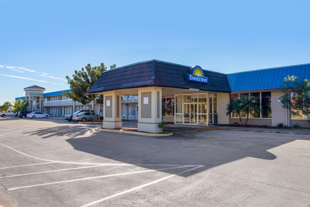Days Inn by Wyndham Titusville Kennedy Space Center 3/37