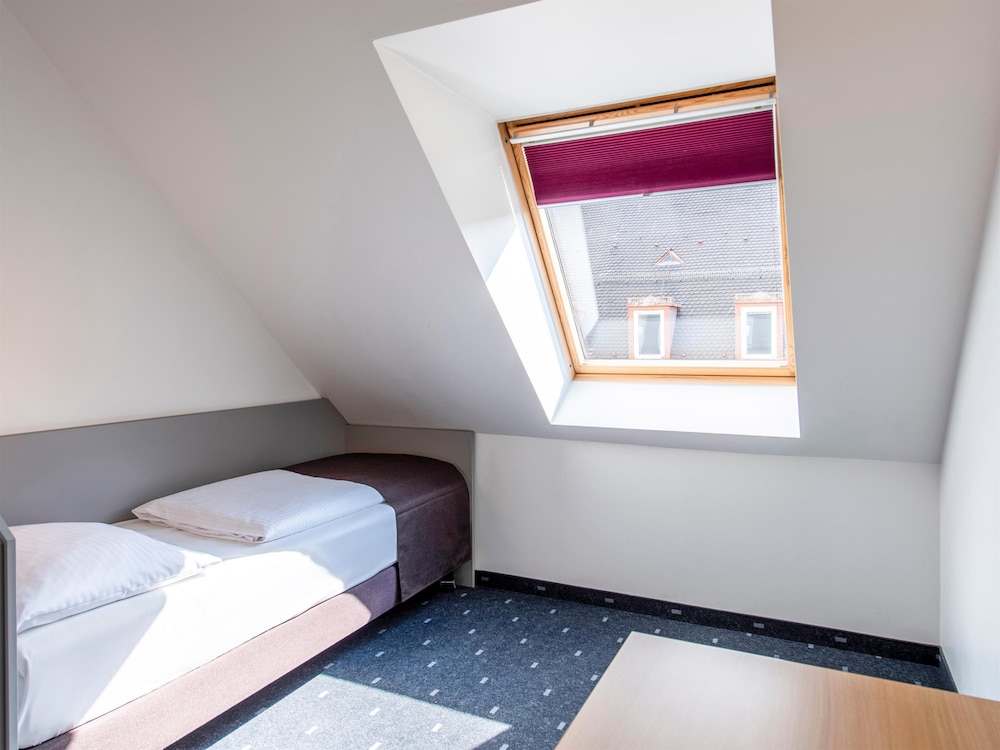 ROOM, TRIPLE, 3 BEDS
