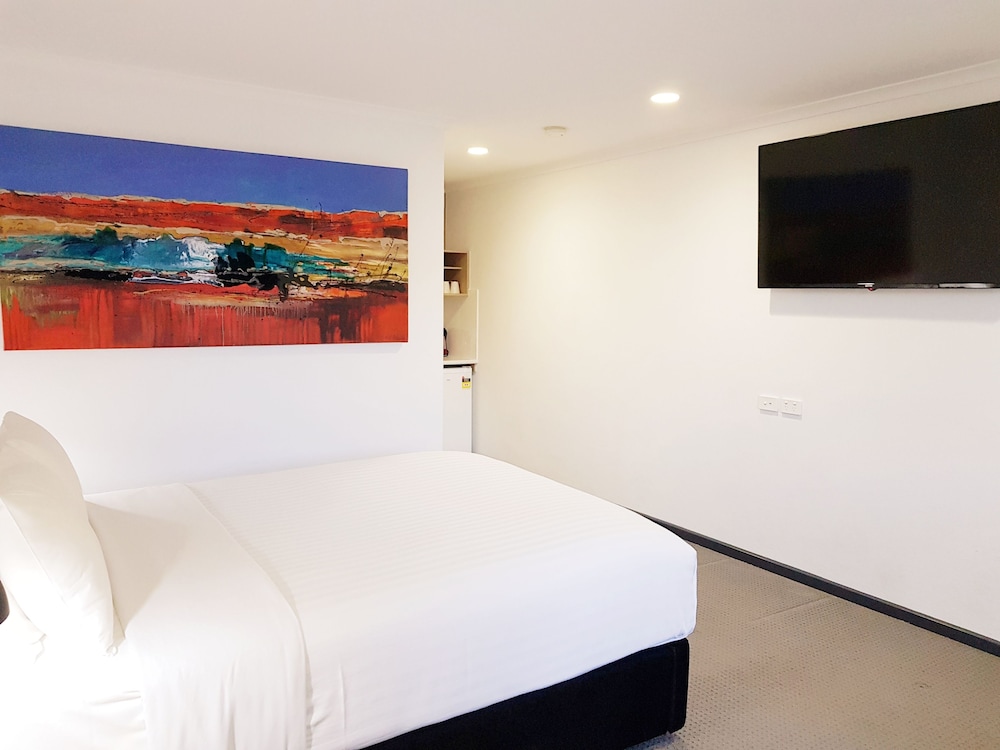 WILLIAM MACINTOSH MOTOR LODGE 18/31