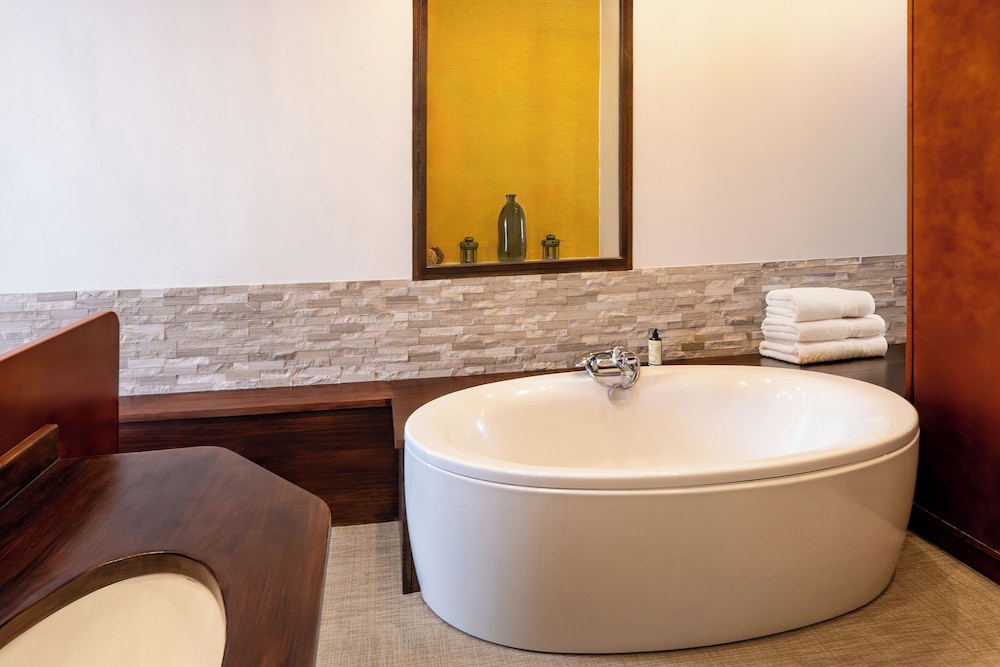 جناح جونيور بسرير كوين بإطلالة على البحر بشرفة، Best Western Plus La Rade 8/10