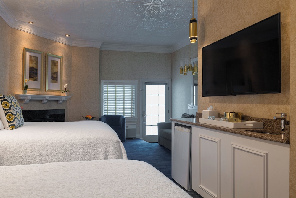 The Chateau Inn and Suites 19/57