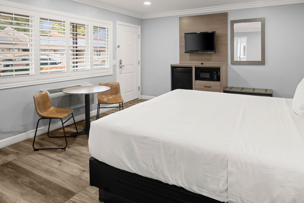 كوخ بسرير كينج وسرير كوين بغرفتي نوم بمطبخ، Lone Oak Lodge 6/10