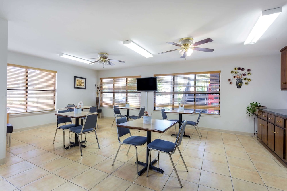 Brentwood Inn and Suites (ex. Americas Best Value Inn and Suites Glen Allen/Richmond) 35/42