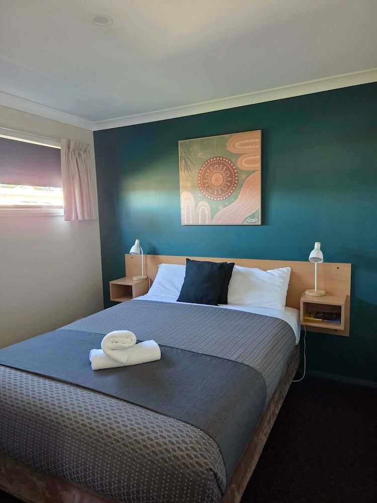 2 Bedrooms, Cambridge, Cabin, 1 Queen and 2 Bunk Beds