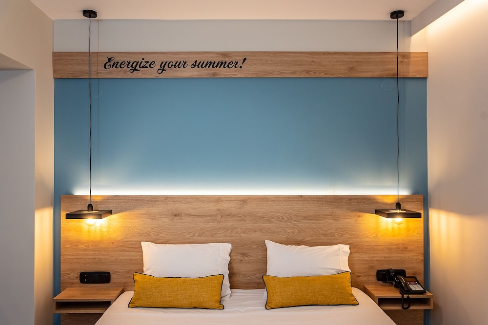 Mythic Summer Hotel 25/74