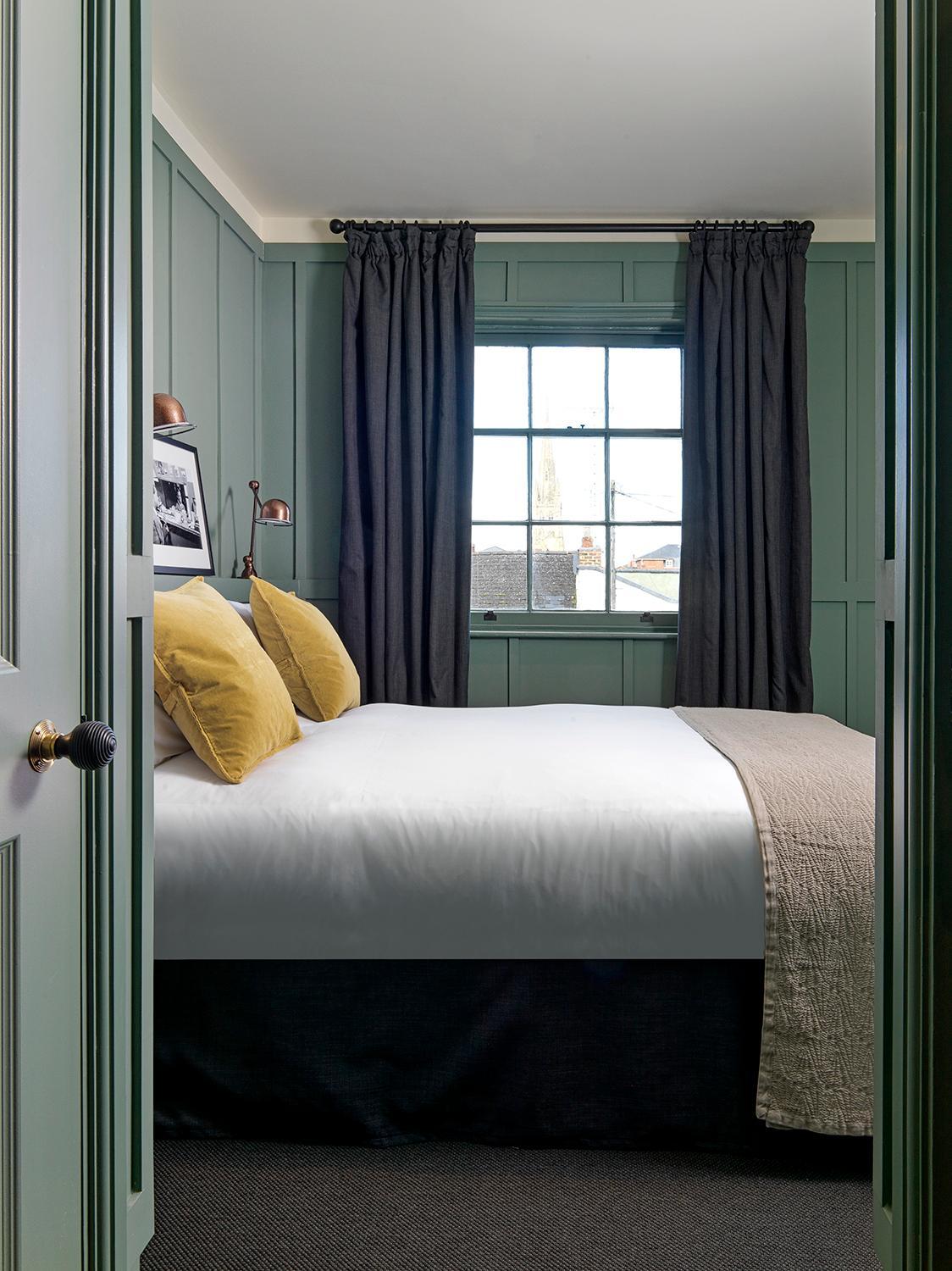 Room, Twin Beds, The George Hotel 4/7