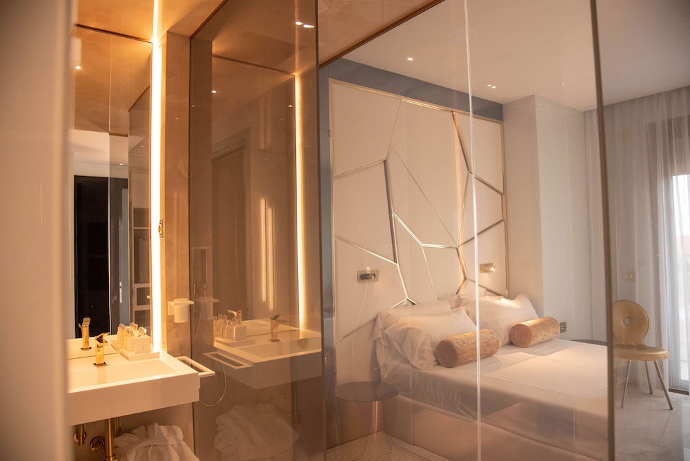 غرفة ديلوكس بسرير كينج بشرفة بإطلالة جزئية على البحر، The Promenade Luxury Wellness Hotel 7/9