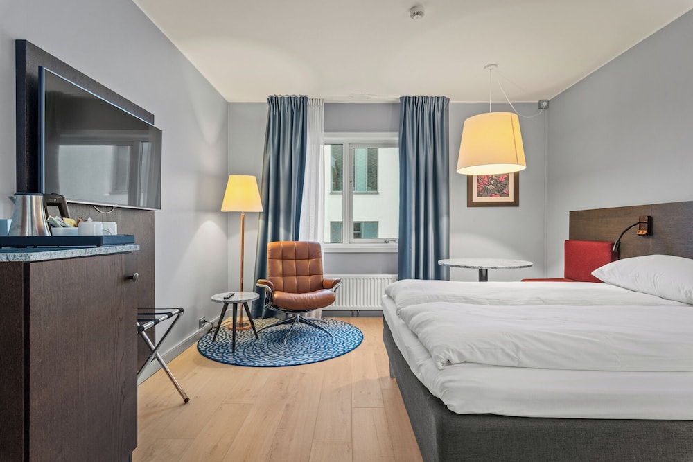 Standard, Queen Bed