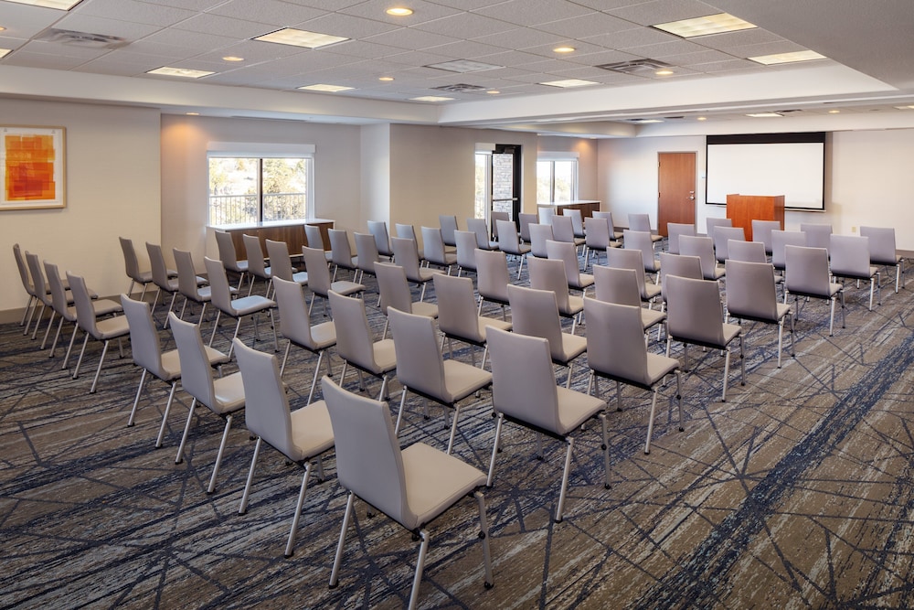 Holiday Inn Express Hotel and Suites Los Alamos Entrada Park 63/73