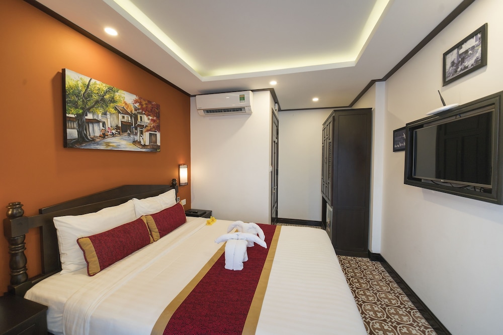 Golden Bell Backpacker Hotel and Pool Bar 36/59