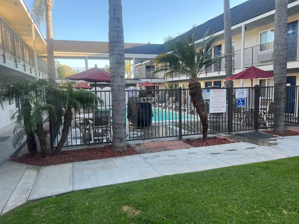 Motel6 Westminster, CA - North 42/60