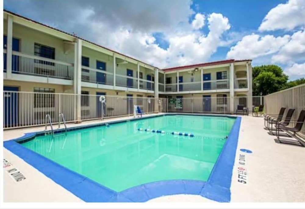 Days Inn & Suites by Wyndham Texas City 4/52