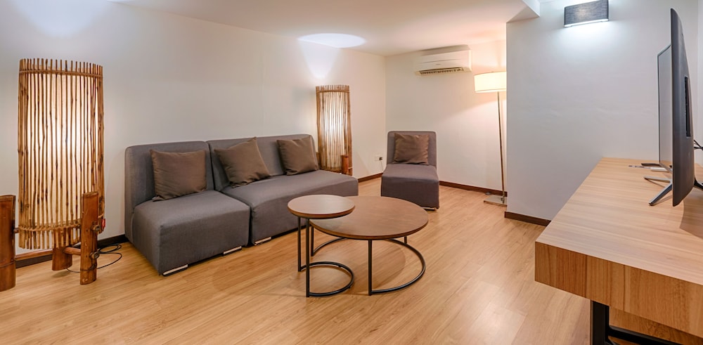 Lot 33 Boutique Hotel 24/50