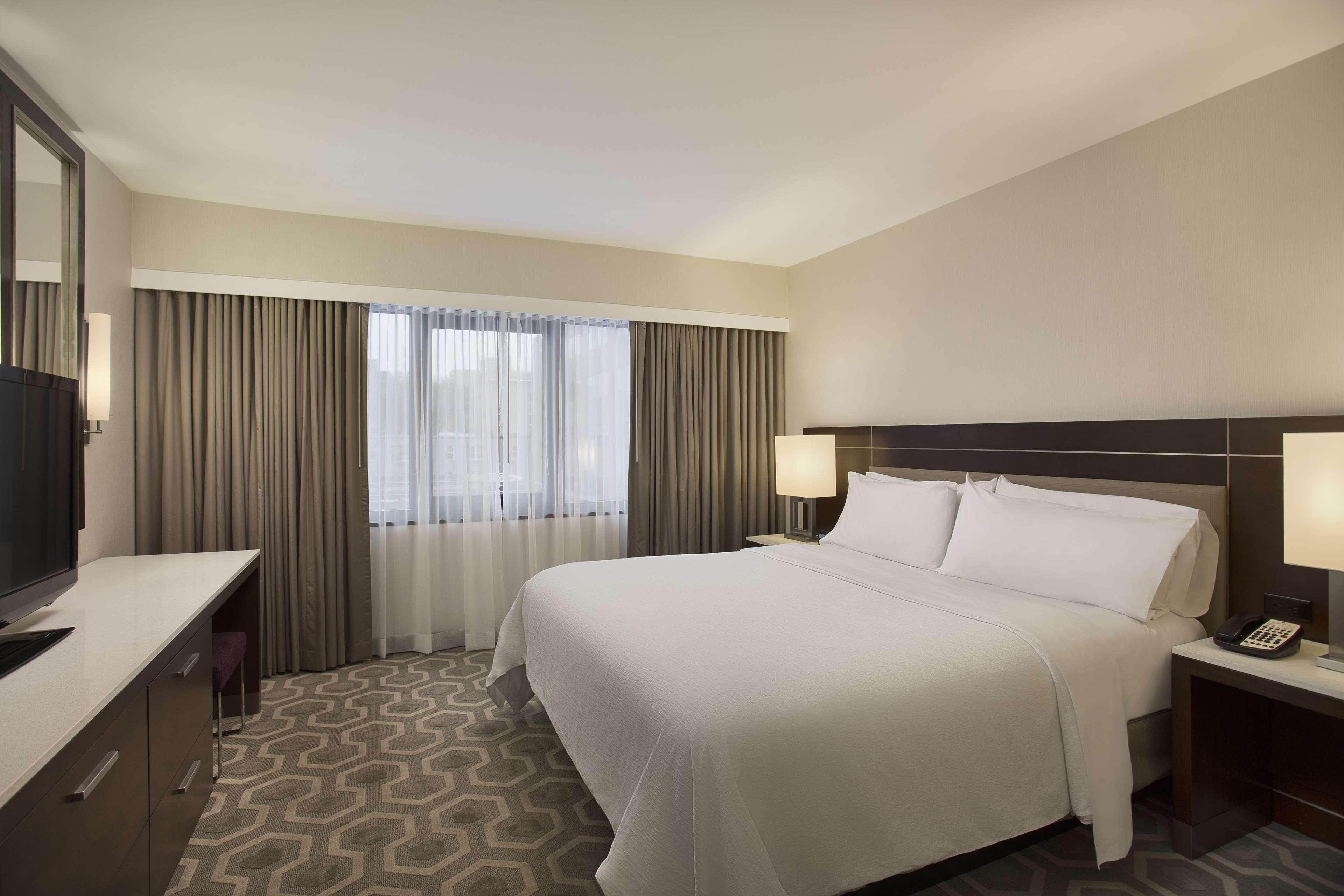 Boardroom, 2 Rooms, Suite, King Bed