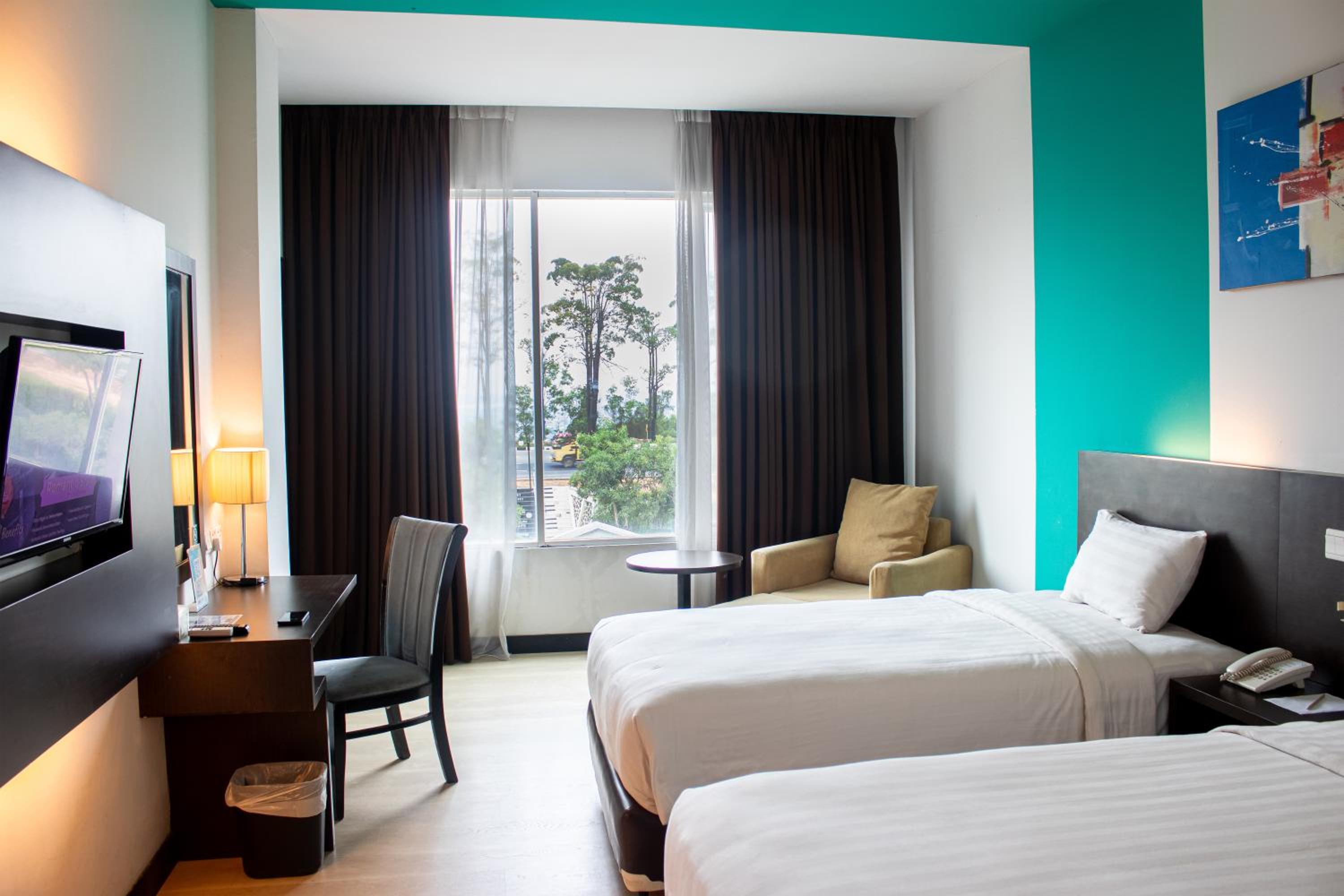 Deluxe, Twin Beds, Street View