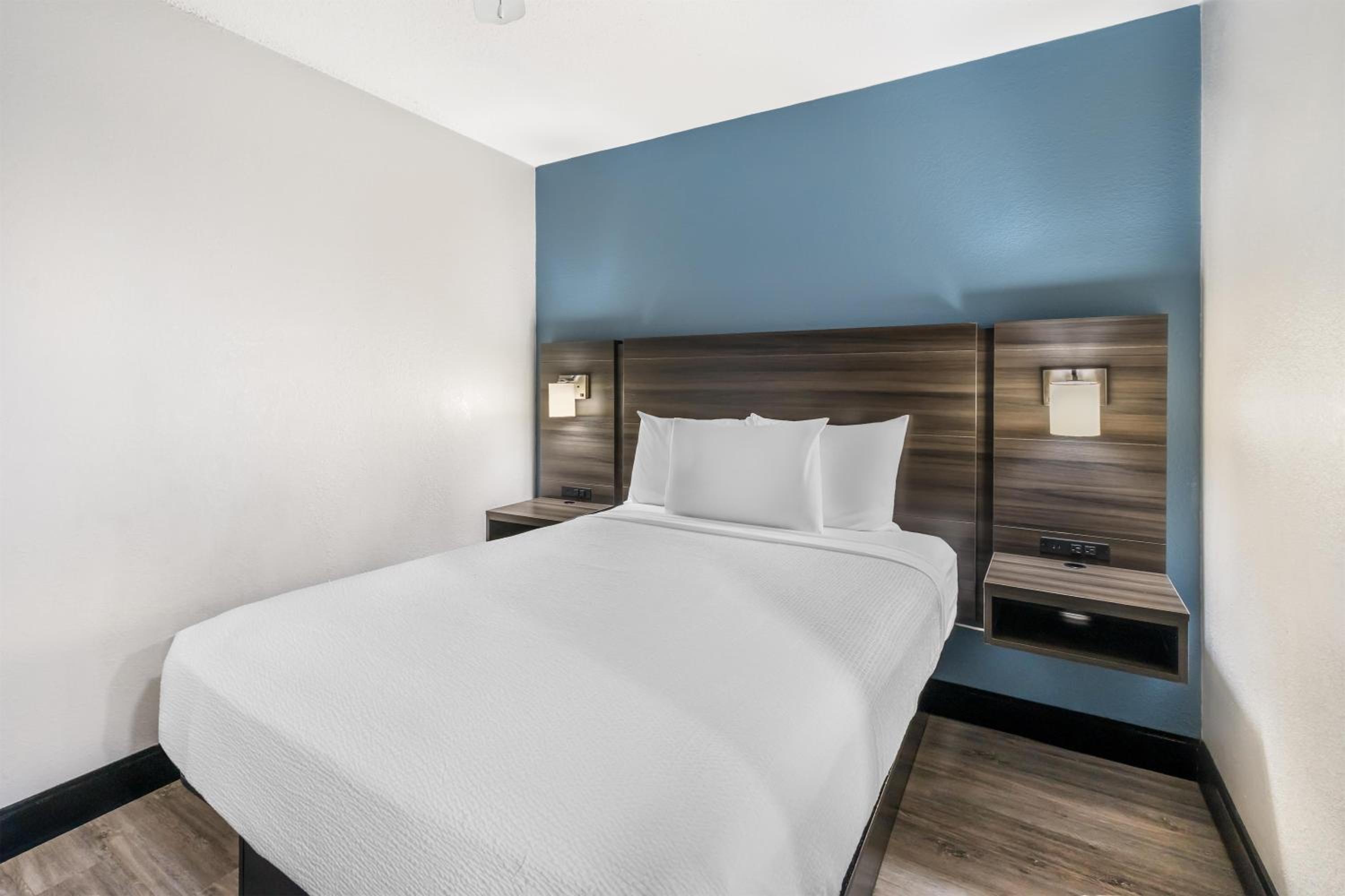 جناح بسريرين مزدوجين مع أريكة، SureStay Hotel by Best Western Virginia Beach Royal Clipper 6/10