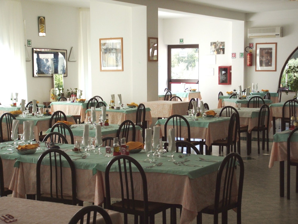 restaurant cafeteria