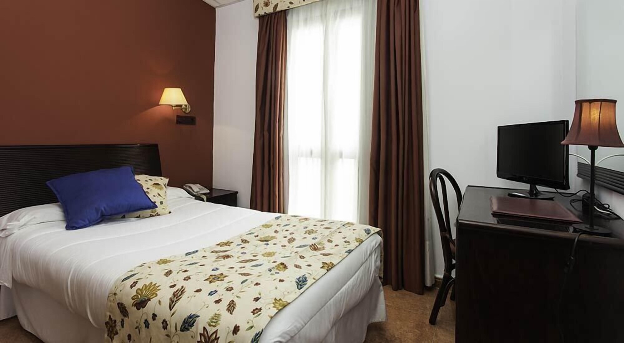 ROOM, DOUBLE OR TWIN BED