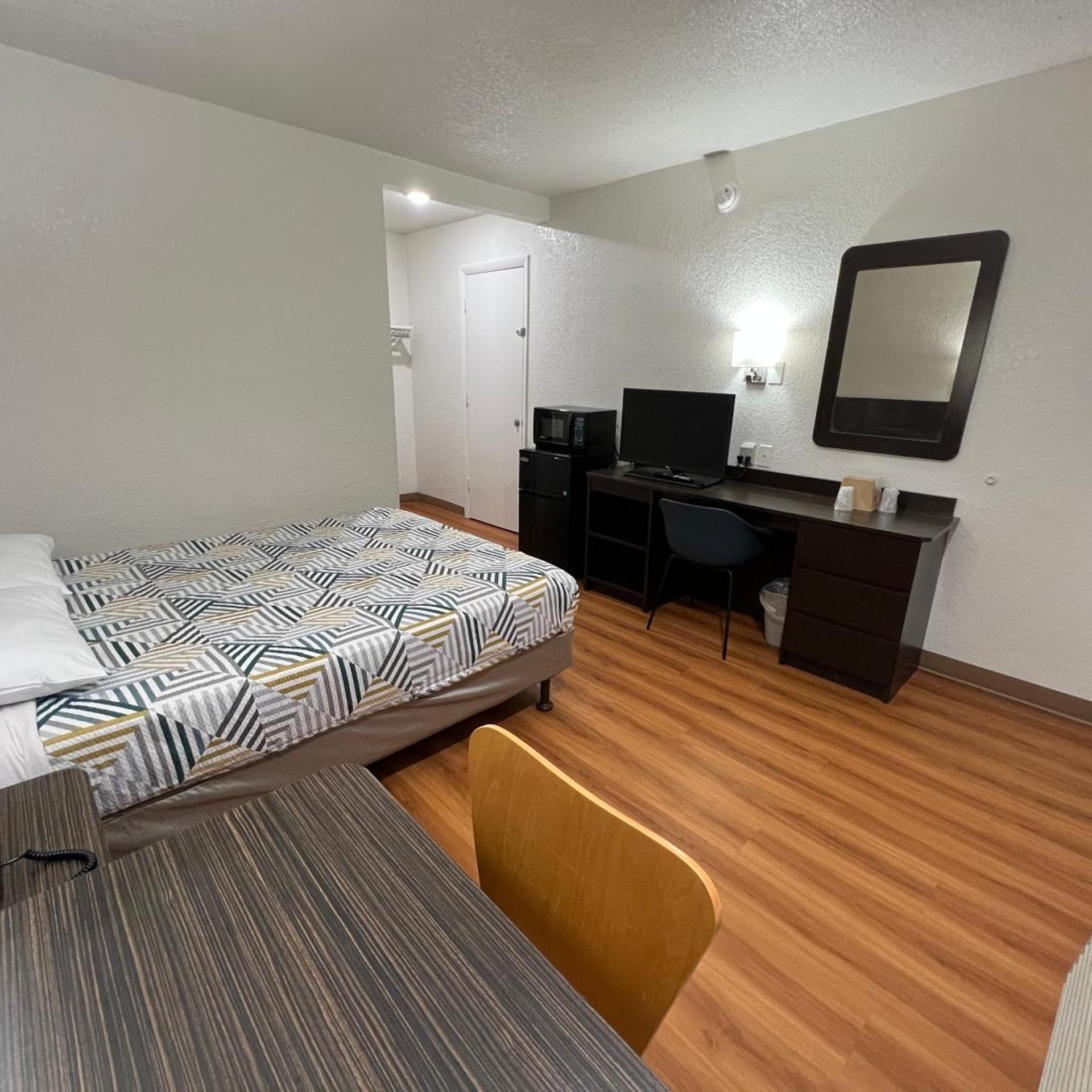 1 Full Bed - ADA/RI Shower/Micfridge, NS، Motel6 Longview, TX 3/10