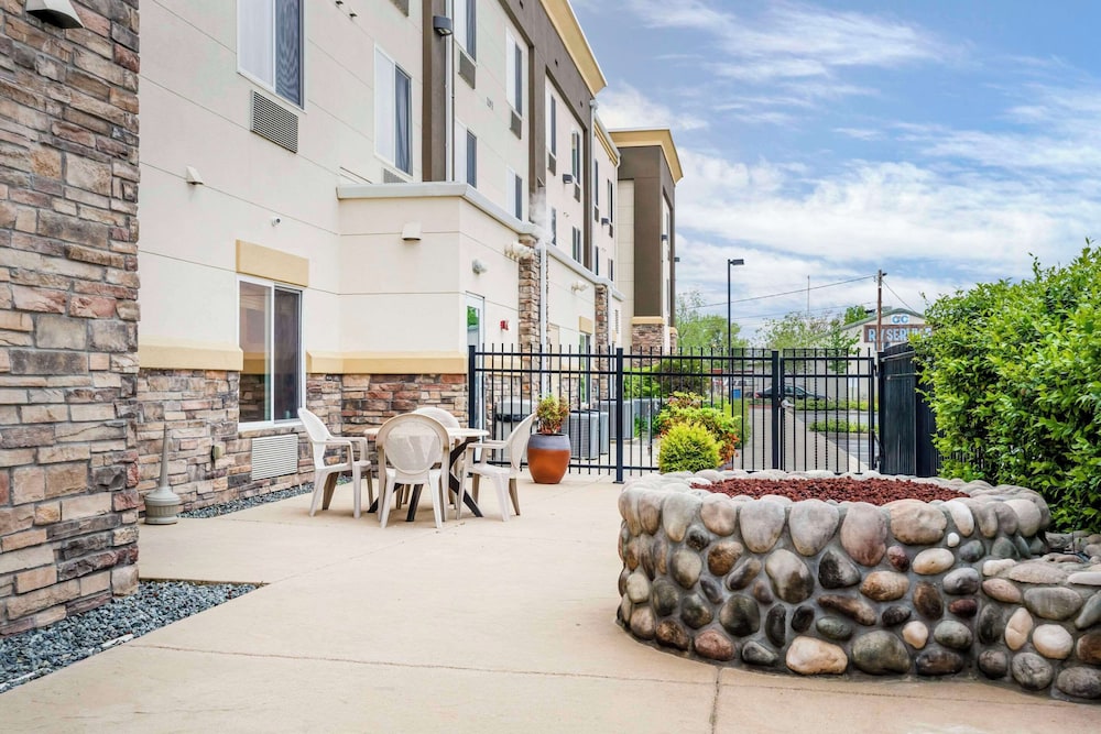 Comfort Suites Redding - Shasta Lake 48/52