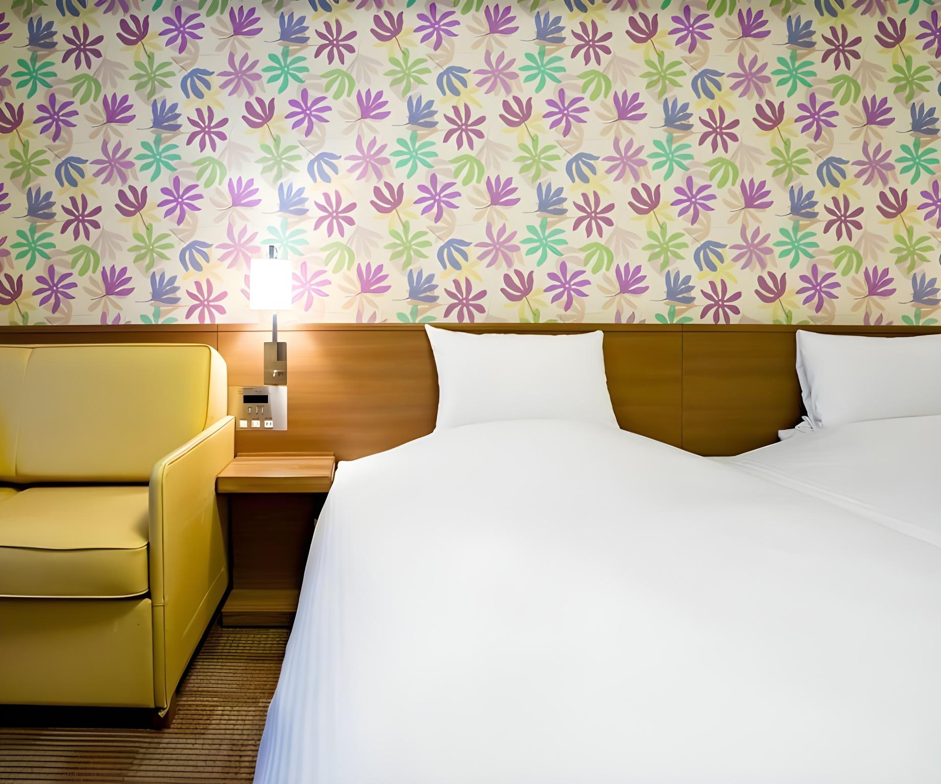 Hollywood, Twin Beds, Main Building