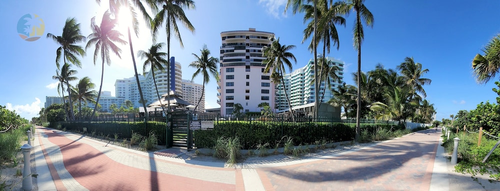 The Alexander All Suite Oceanfront Resort 10/50