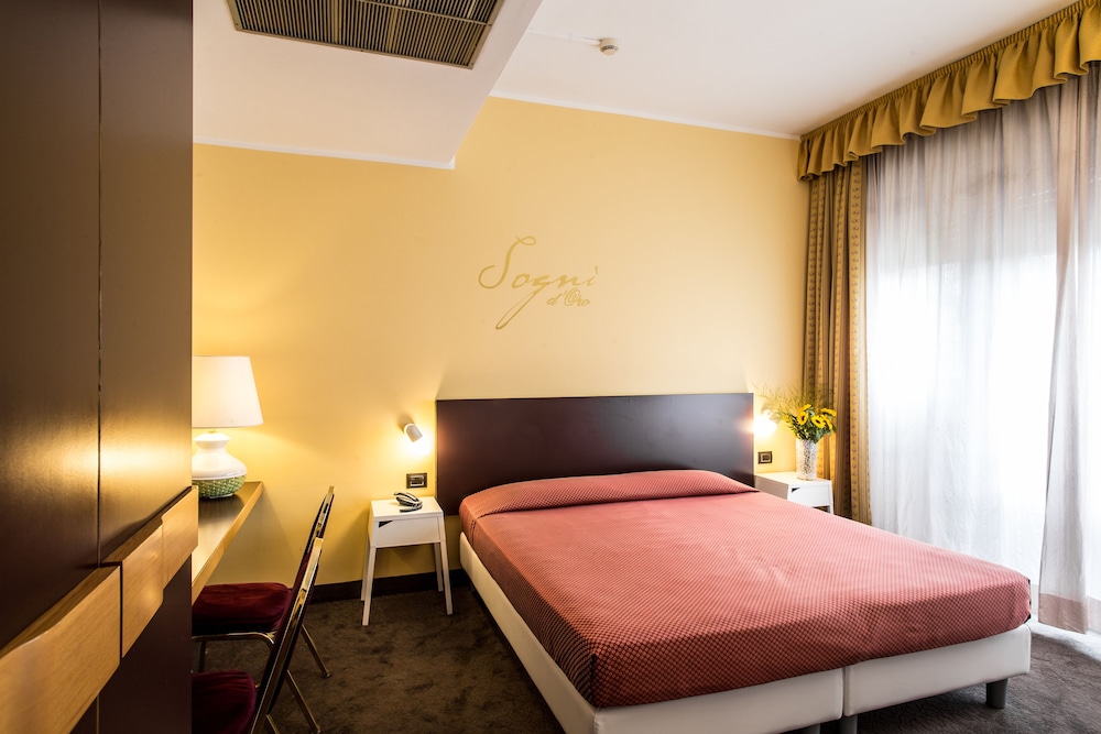 ROOM, DOUBLE OR TWIN BED