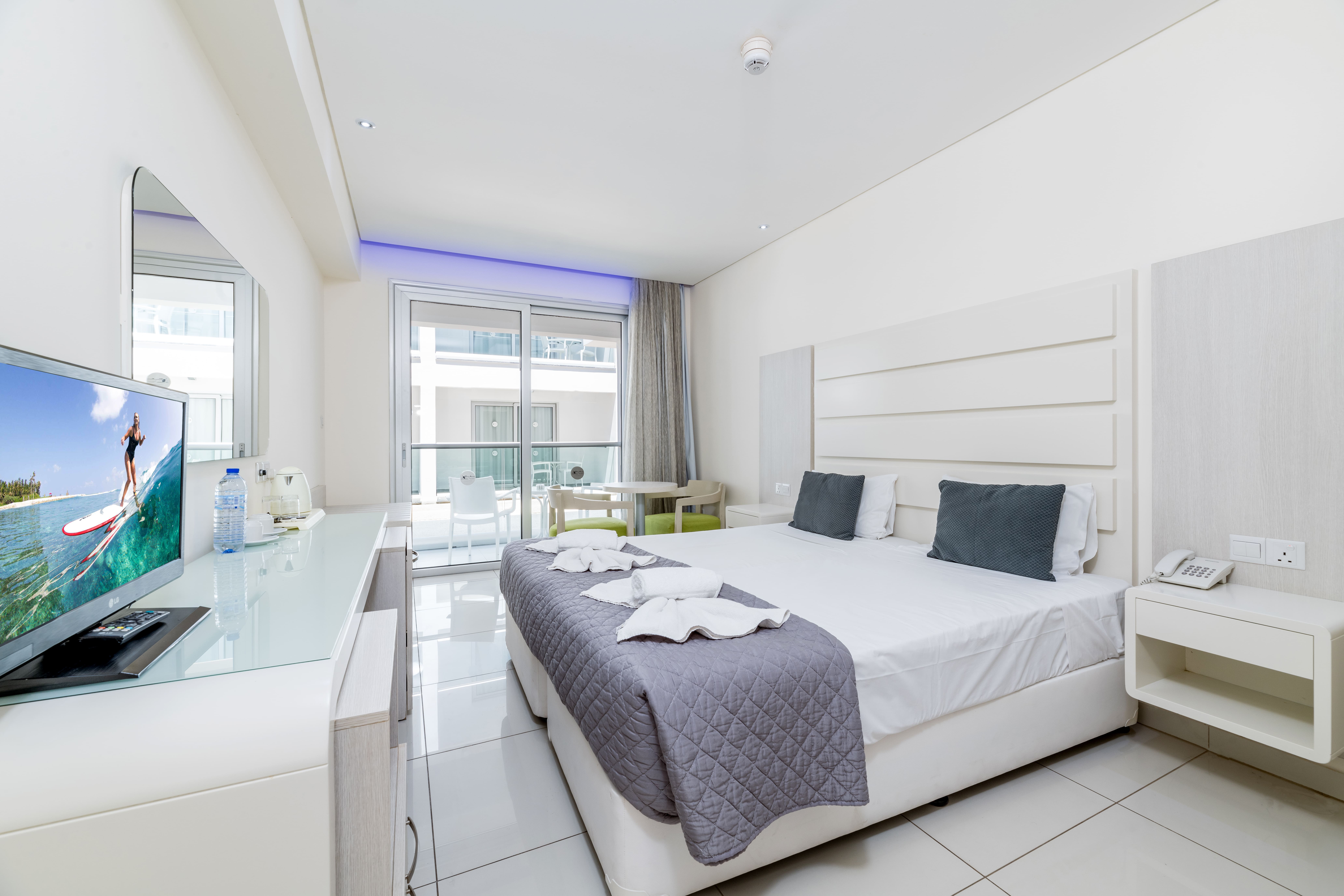 Room, Double or Twin Bed, Inland View