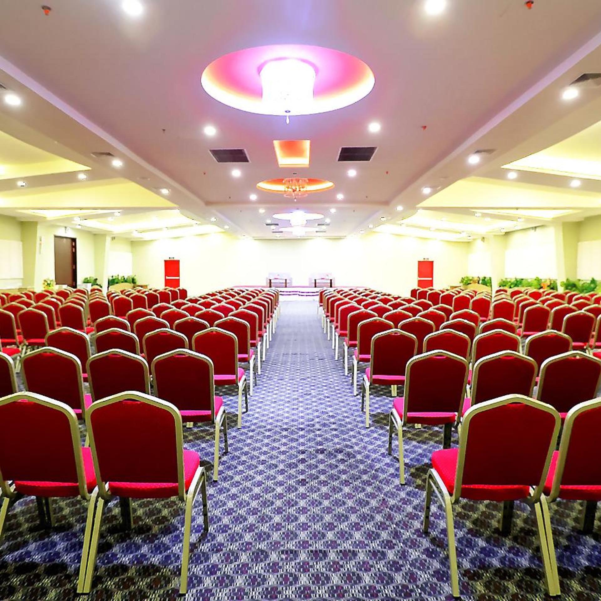 Royal Tulip Sea Pearl Beach Resort & Spa 54/64