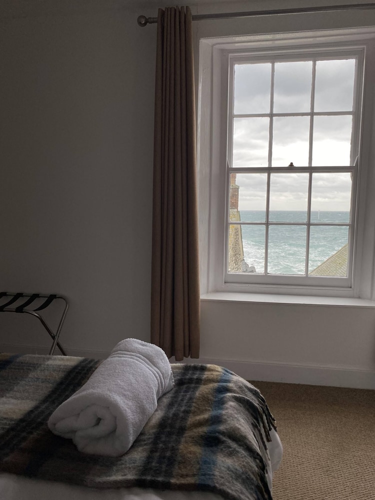 Cadgwith Cove Inn 14/50