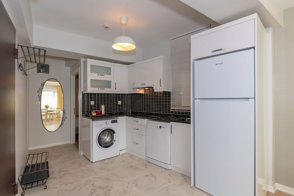 Feri Suites 4/50